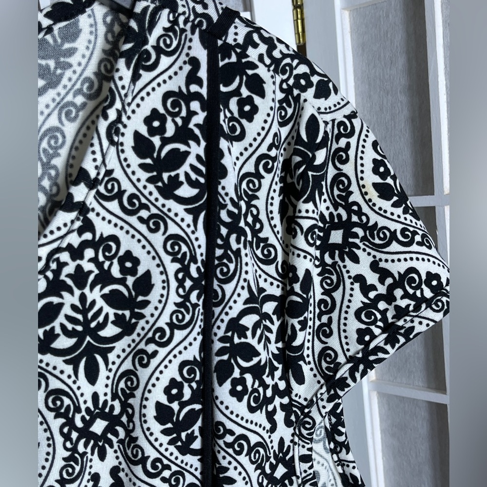 Plus Size 1x Black & White Printed Scoop Neck Women's Top, Stretchy NWOT - Picture 2 of 12